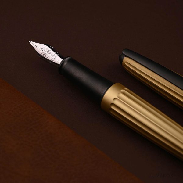 Diplomat Aero 14K Gold Fountain Pen - Champagne Supply