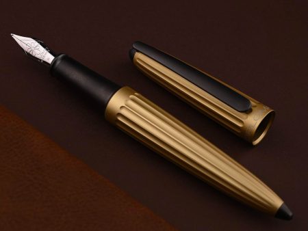 Diplomat Aero 14K Gold Fountain Pen - Champagne Supply