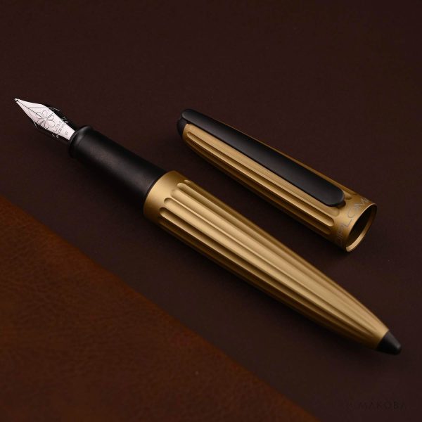 Diplomat Aero 14K Gold Fountain Pen - Champagne Supply